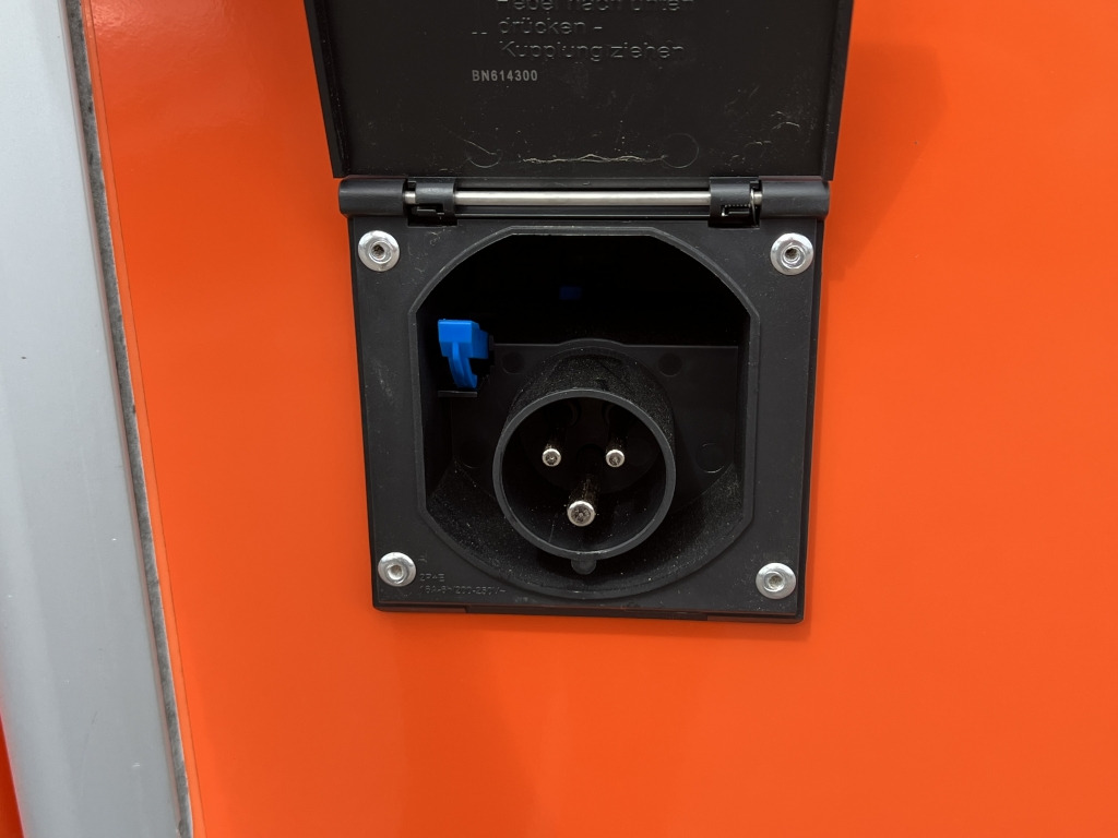 Iveco Daily 35S14 Klima Orig.127'km Küche Doppelbett - منزل متنقل: صور 4 Iveco Daily 35S14 Klima Orig.127'km Küche Doppelbett - منزل متنقل: صور 4