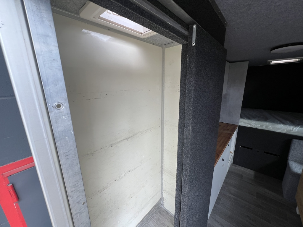 Iveco Daily 35S14 Klima Orig.127'km Küche Doppelbett - منزل متنقل: صور 3 Iveco Daily 35S14 Klima Orig.127'km Küche Doppelbett - منزل متنقل: صور 3