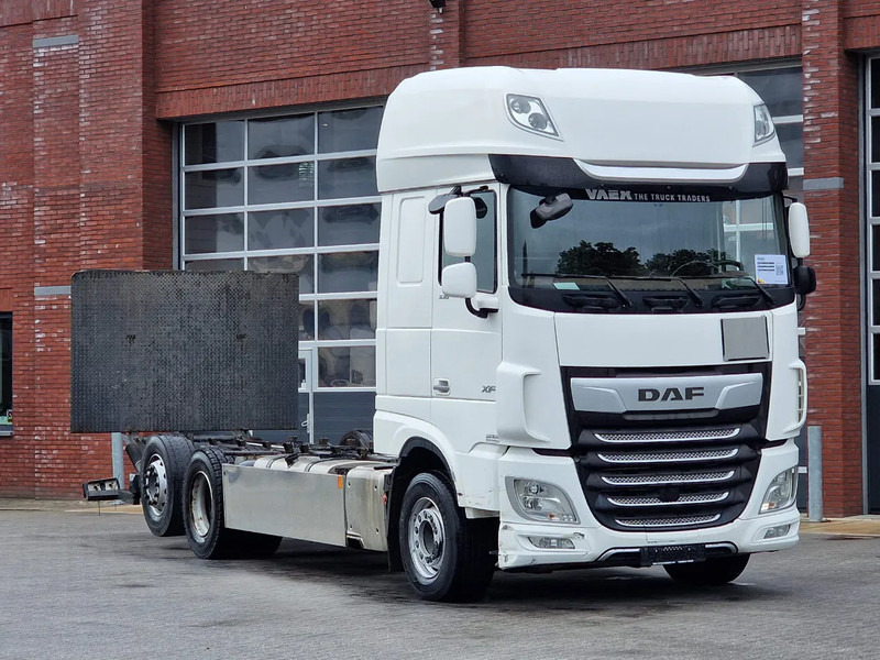 DAF XF 530 SuperSpaceCab 6x2*4 - Chassis 740 cm - Loadlift - Steering axle - Leather - - الشاسيه شاحنة: صور 1 DAF XF 530 SuperSpaceCab 6x2*4 - Chassis 740 cm - Loadlift - Steering axle - Leather - - الشاسيه شاحنة: صور 1