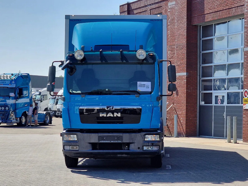 MAN TGM 15.250 4x2 - Box truck with sidedoors - Loadlift - Euro 5 - Automatic - Camera - بصندوق مغلق شاحنة: صور 2 MAN TGM 15.250 4x2 - Box truck with sidedoors - Loadlift - Euro 5 - Automatic - Camera - بصندوق مغلق شاحنة: صور 2