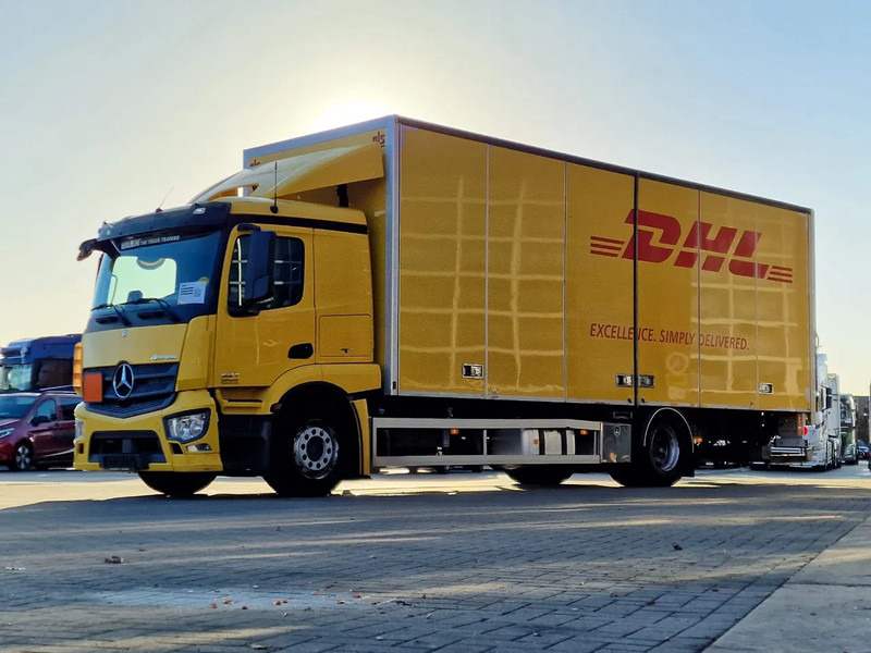 Mercedes-Benz Actros 1827 4x2 Sleepercab - Box with side doors - Loadlift - Low KM - Full air - A/C - بصندوق مغلق شاحنة: صور 3 Mercedes-Benz Actros 1827 4x2 Sleepercab - Box with side doors - Loadlift - Low KM - Full air - A/C - بصندوق مغلق شاحنة: صور 3