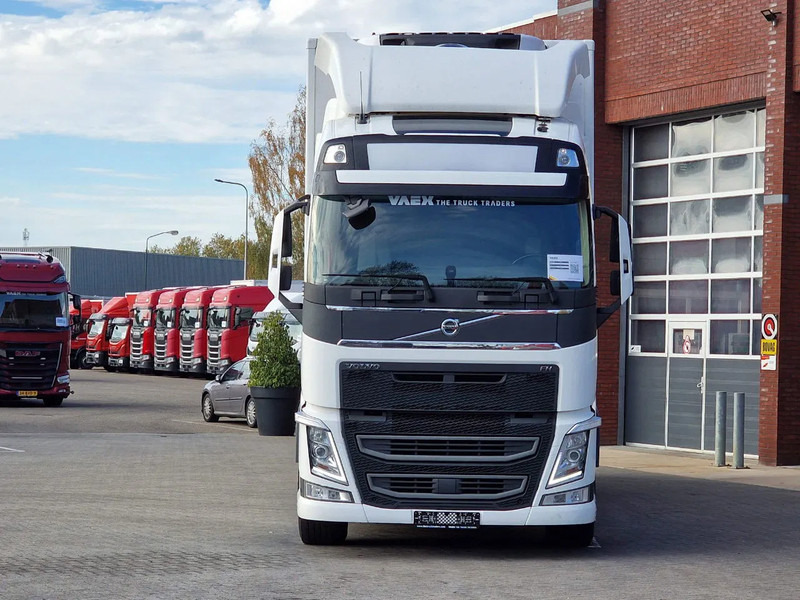 Volvo FH 13.460 Globetrotter 6x2 - Carrier Frigo Supra 850 Nordic - Loadlift - Full air - LNG - متساوي شاحنة: صور 2 Volvo FH 13.460 Globetrotter 6x2 - Carrier Frigo Supra 850 Nordic - Loadlift - Full air - LNG - متساوي شاحنة: صور 2