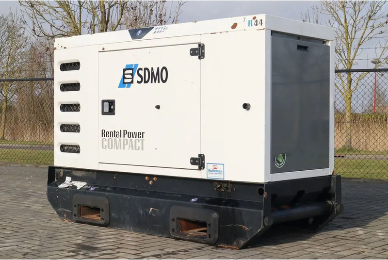 SDMO R44C3 | 44 KVA | GOOD WORKING - مجموعة المولدات: صور 2 SDMO R44C3 | 44 KVA | GOOD WORKING - مجموعة المولدات: صور 2