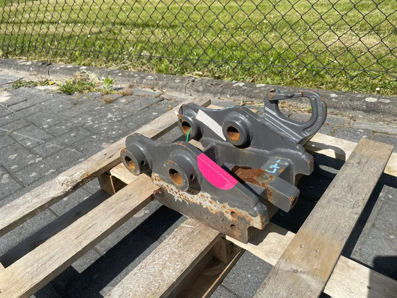 SMP S30 | HALF-AUTO QUICK COUPLER | SNELWISSEL | VOLVO EC18 - وصلة الربط للمعدات المعلقة - آلات البناء: صور 1 SMP S30 | HALF-AUTO QUICK COUPLER | SNELWISSEL | VOLVO EC18 - وصلة الربط للمعدات المعلقة - آلات البناء: صور 1