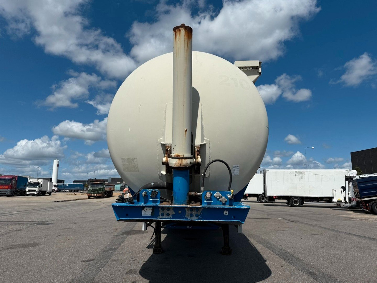 Feldbinder 3 axle 63 m3 Silo trailer Feldbinder 3 axle 63 m3 Silo trailer - بلكر: صور 5 Feldbinder 3 axle 63 m3 Silo trailer Feldbinder 3 axle 63 m3 Silo trailer - بلكر: صور 5