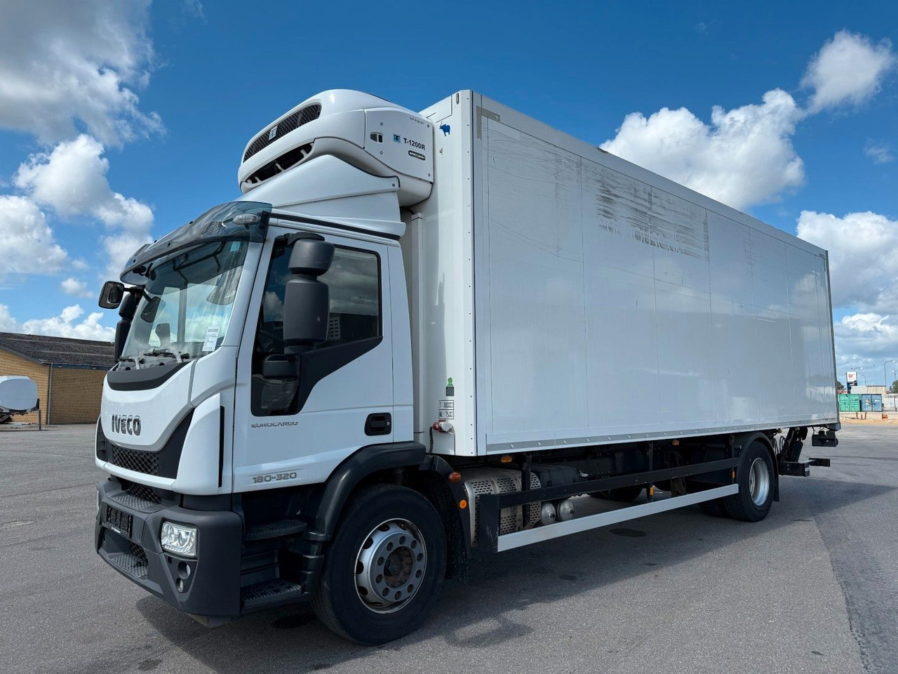 Iveco 180E32 4x2 Schmitz / Thermo King T-1200R Spectru Iveco 180E32 4x2 Schmitz / Thermo King T-1200R Spectru - مبردة شاحنة: صور 1 Iveco 180E32 4x2 Schmitz / Thermo King T-1200R Spectru Iveco 180E32 4x2 Schmitz / Thermo King T-1200R Spectru - مبردة شاحنة: صور 1