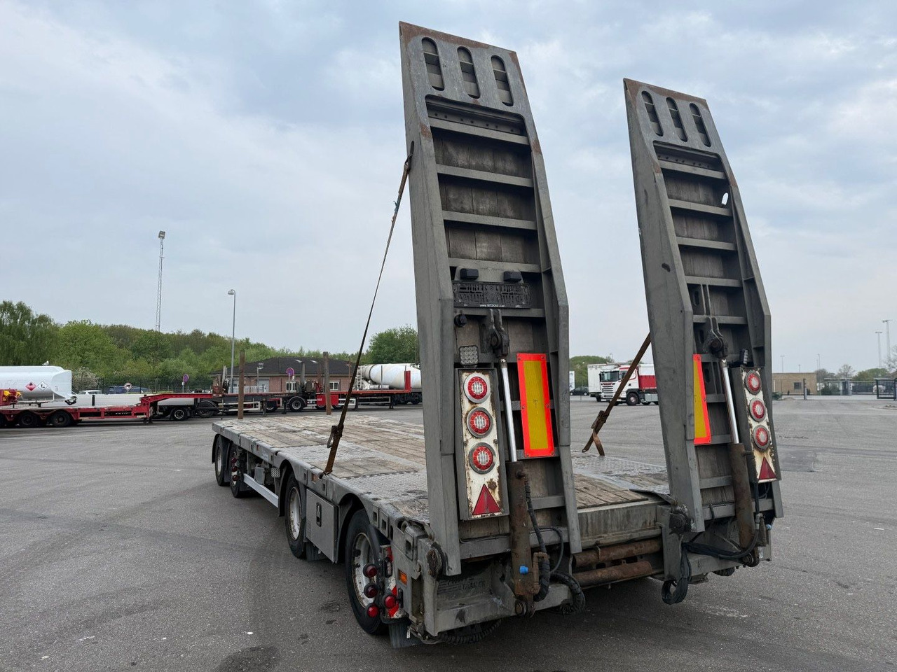 MTDK 4 Achsen 30 t. Maschinen Hydr. rampen - عربة مسطحة منخفضة مقطورة: صور 4 MTDK 4 Achsen 30 t. Maschinen Hydr. rampen - عربة مسطحة منخفضة مقطورة: صور 4