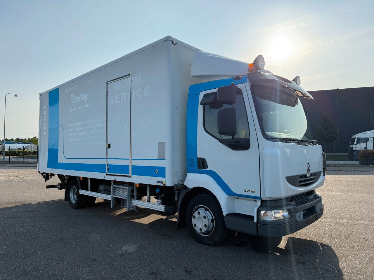 Renault Midlum 220 DXI 4x2 6.0 Box / Koffer - بصندوق مغلق شاحنة: صور 2 Renault Midlum 220 DXI 4x2 6.0 Box / Koffer - بصندوق مغلق شاحنة: صور 2