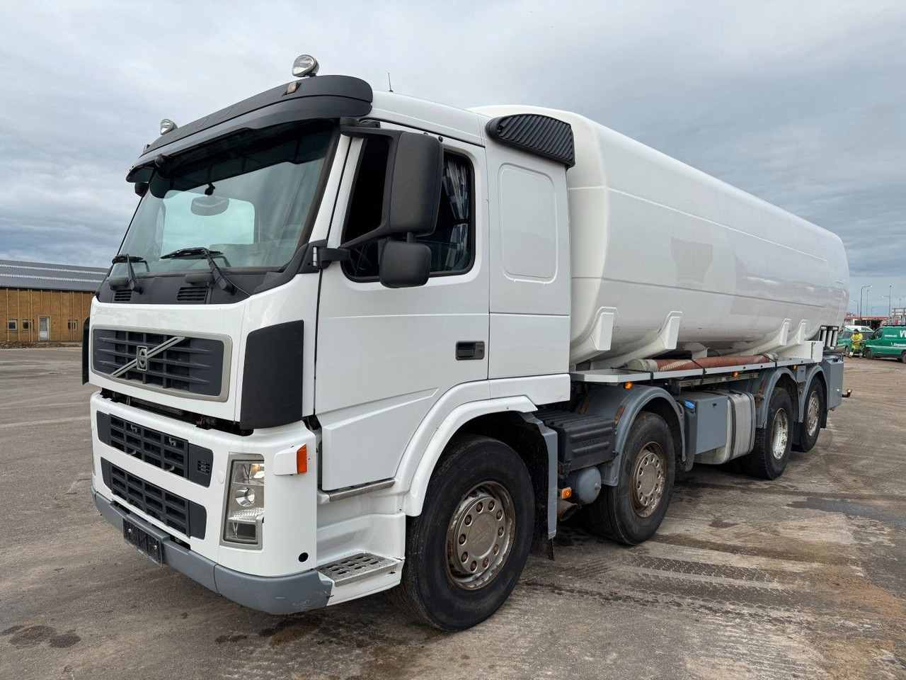 Volvo FM 440 8x2*6 24.000 l. ADR Tanktruck - شاحنة صهريج: صور 1 Volvo FM 440 8x2*6 24.000 l. ADR Tanktruck - شاحنة صهريج: صور 1