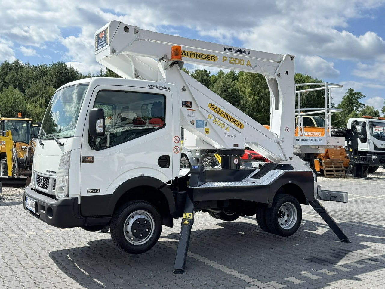 Nissan Cabstar - مصاعد الازدهار محمولة على شاحنة: صور 3 Nissan Cabstar - مصاعد الازدهار محمولة على شاحنة: صور 3
