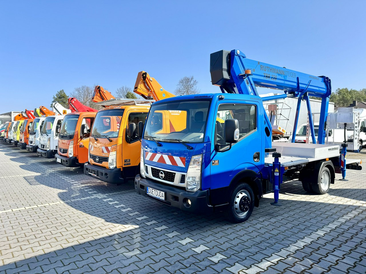 Nissan Cabstar - مصاعد الازدهار محمولة على شاحنة: صور 1 Nissan Cabstar - مصاعد الازدهار محمولة على شاحنة: صور 1
