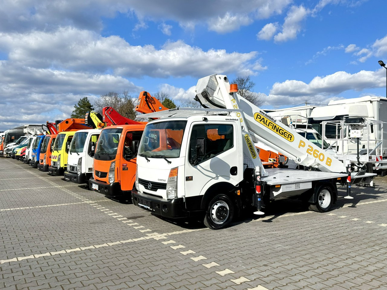 Nissan Cabstar - مصاعد الازدهار محمولة على شاحنة: صور 1 Nissan Cabstar - مصاعد الازدهار محمولة على شاحنة: صور 1