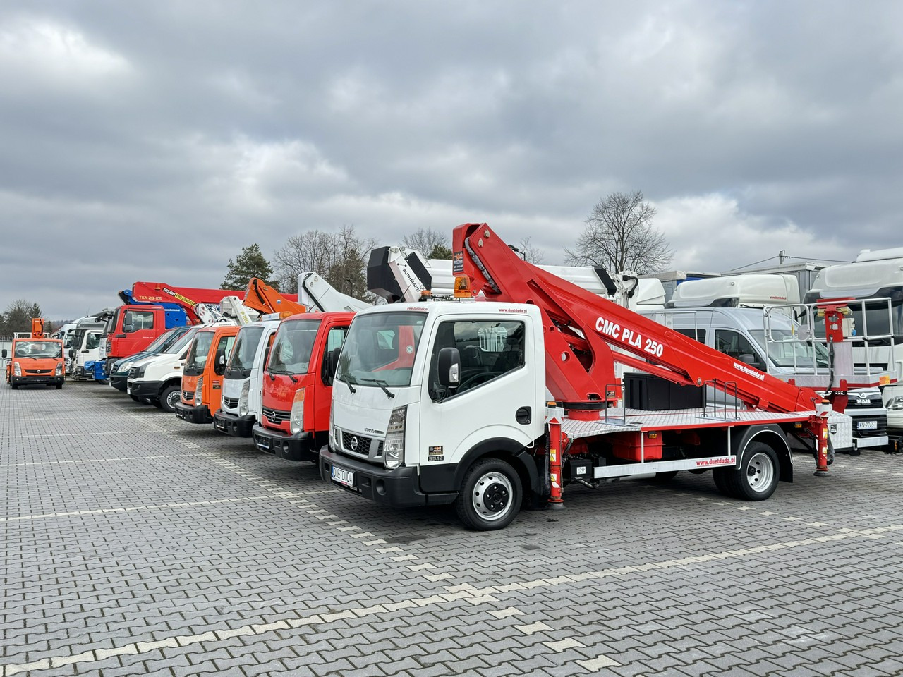 مصاعد الازدهار محمولة على شاحنة Nissan Cabstar: صور 1