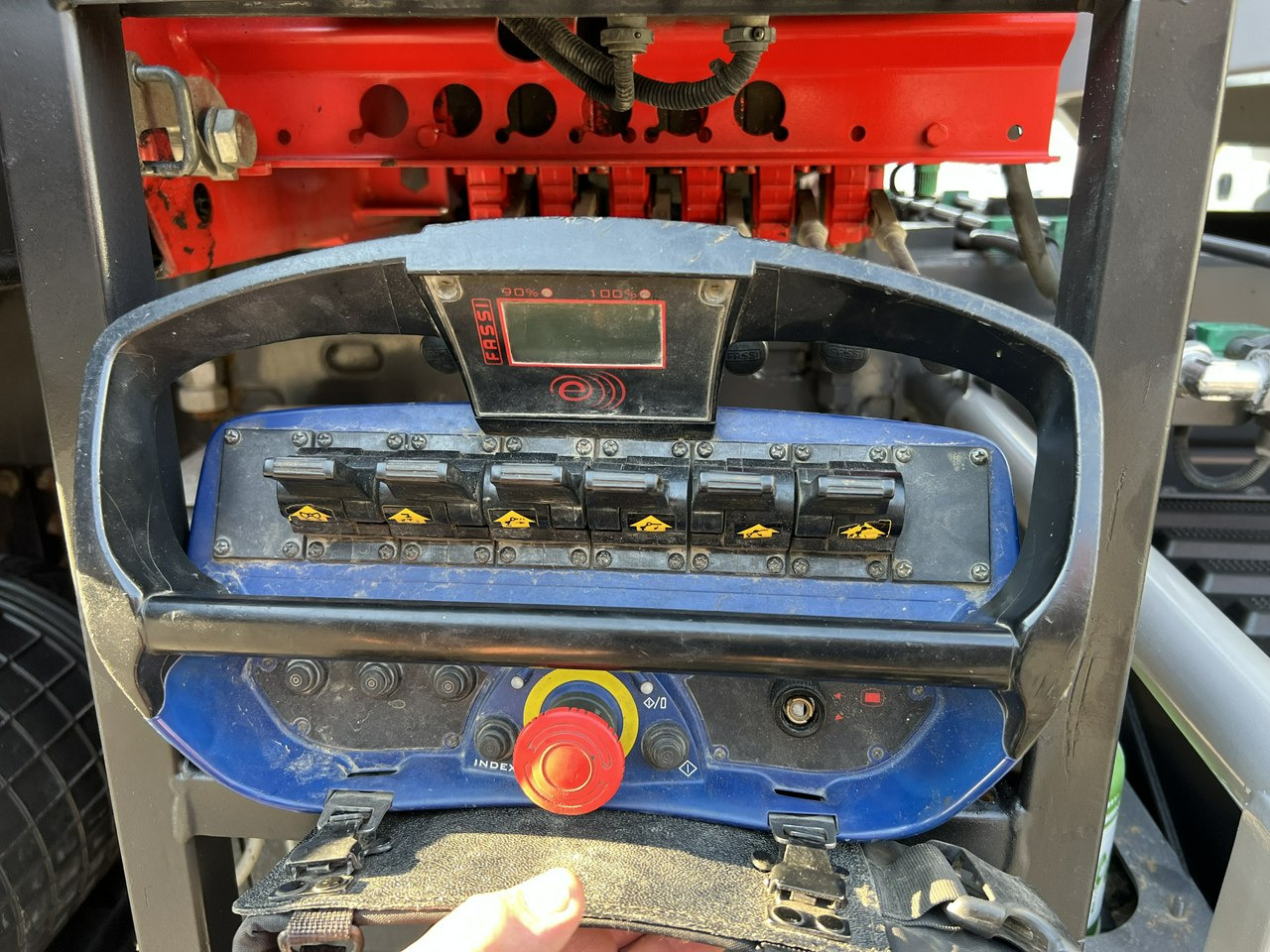 قلابات, شاحنة كرين Renault Kerax 26.390 6x4 Mocny HDS FASSI F170 Sterowanie Radiowe: صور 7 قلابات, شاحنة كرين Renault Kerax 26.390 6x4 Mocny HDS FASSI F170 Sterowanie Radiowe: صور 7