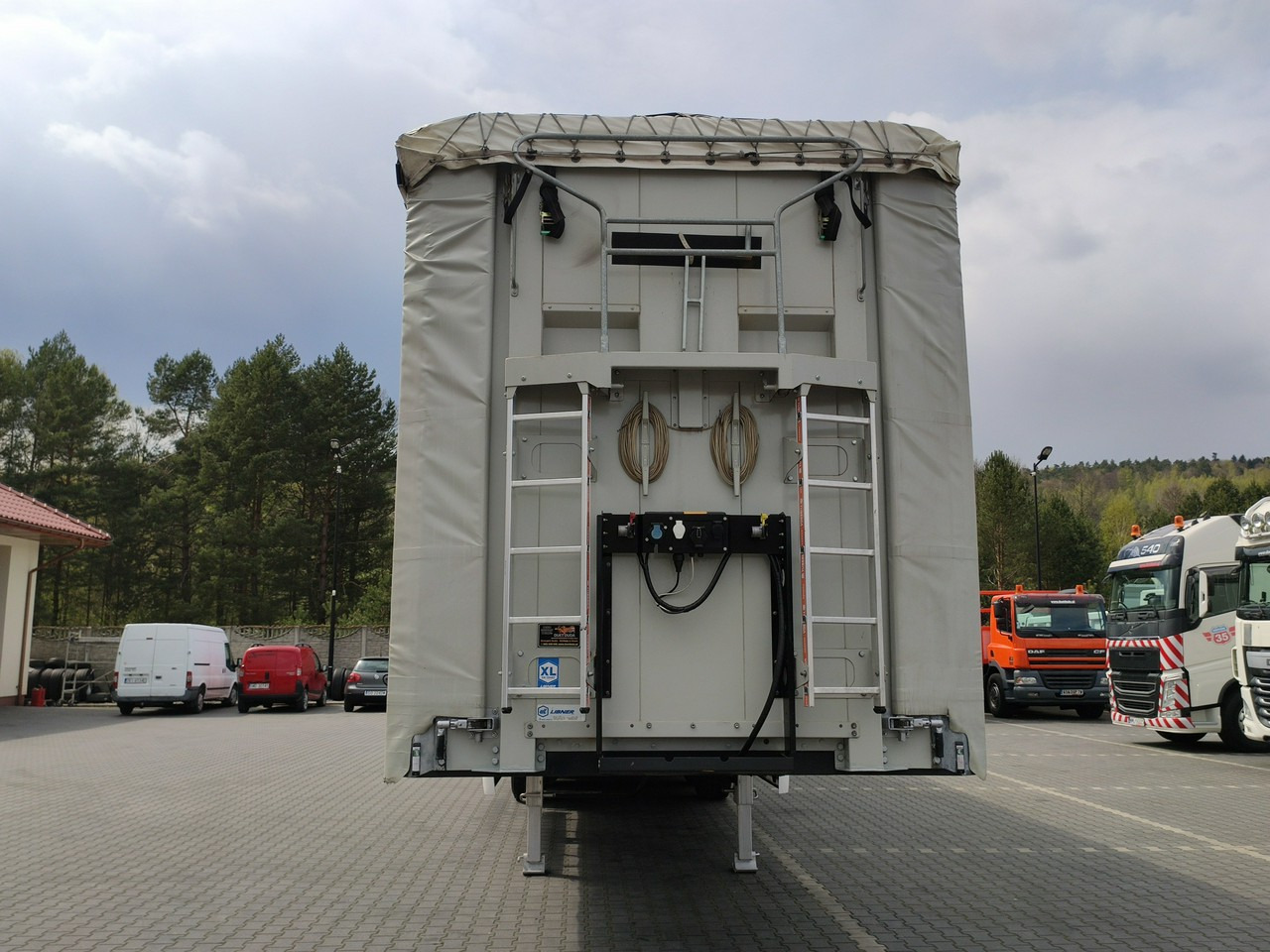 Wielton Standard na osiach SAF LIBNER DO PALET, ZRĄBKI, TROCIN - الخيمة نصف مقطورة: صور 5 Wielton Standard na osiach SAF LIBNER DO PALET, ZRĄBKI, TROCIN - الخيمة نصف مقطورة: صور 5