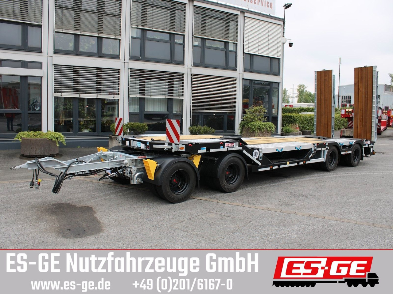 Schwarzmüller Tieflader mit gekröpftem Plateau - عربة مسطحة منخفضة مقطورة: صور 1 Schwarzmüller Tieflader mit gekröpftem Plateau - عربة مسطحة منخفضة مقطورة: صور 1