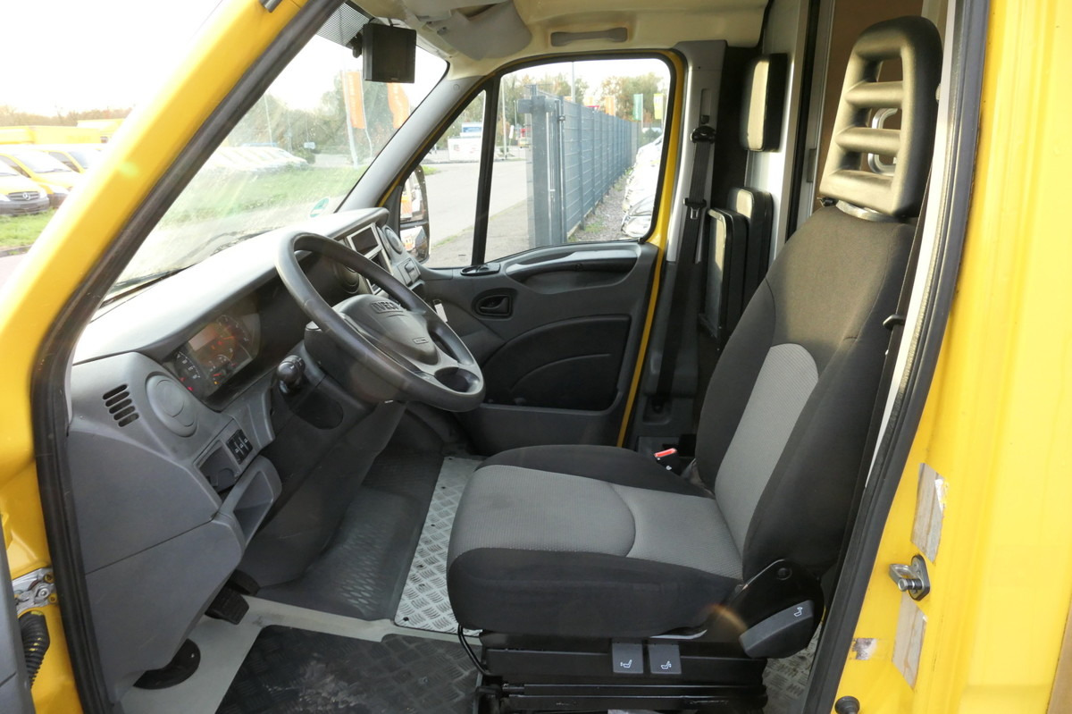 Interior photo 1: الشاحنات الصغيرة صندوق مغلق IVECO Daily 35 S11 C30C AUTOMATIK KAMERA MAXI KAMERA R