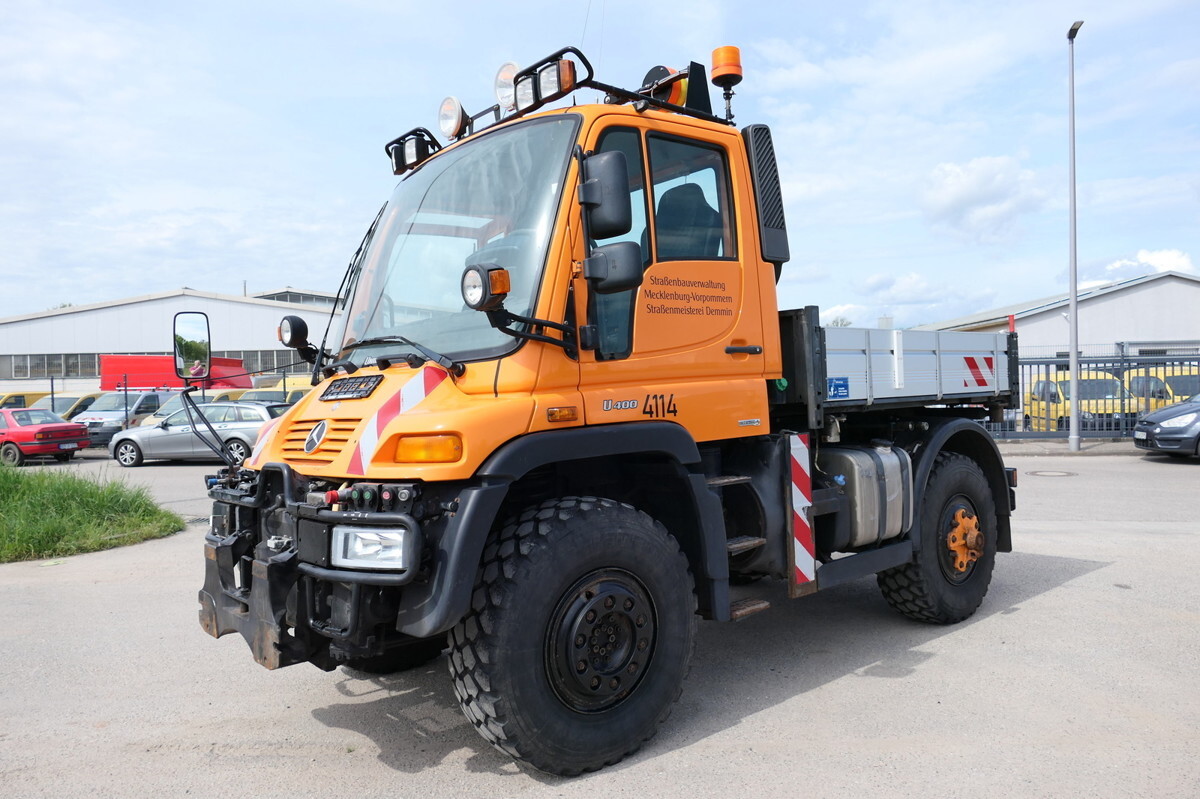 UNIMOG U400 405/12 AHK KLIMA ZAPFWELLE vorn SFZ KOMMUN - شاحنات مسطحة, سيارة بلدية: صور 1 UNIMOG U400 405/12 AHK KLIMA ZAPFWELLE vorn SFZ KOMMUN - شاحنات مسطحة, سيارة بلدية: صور 1