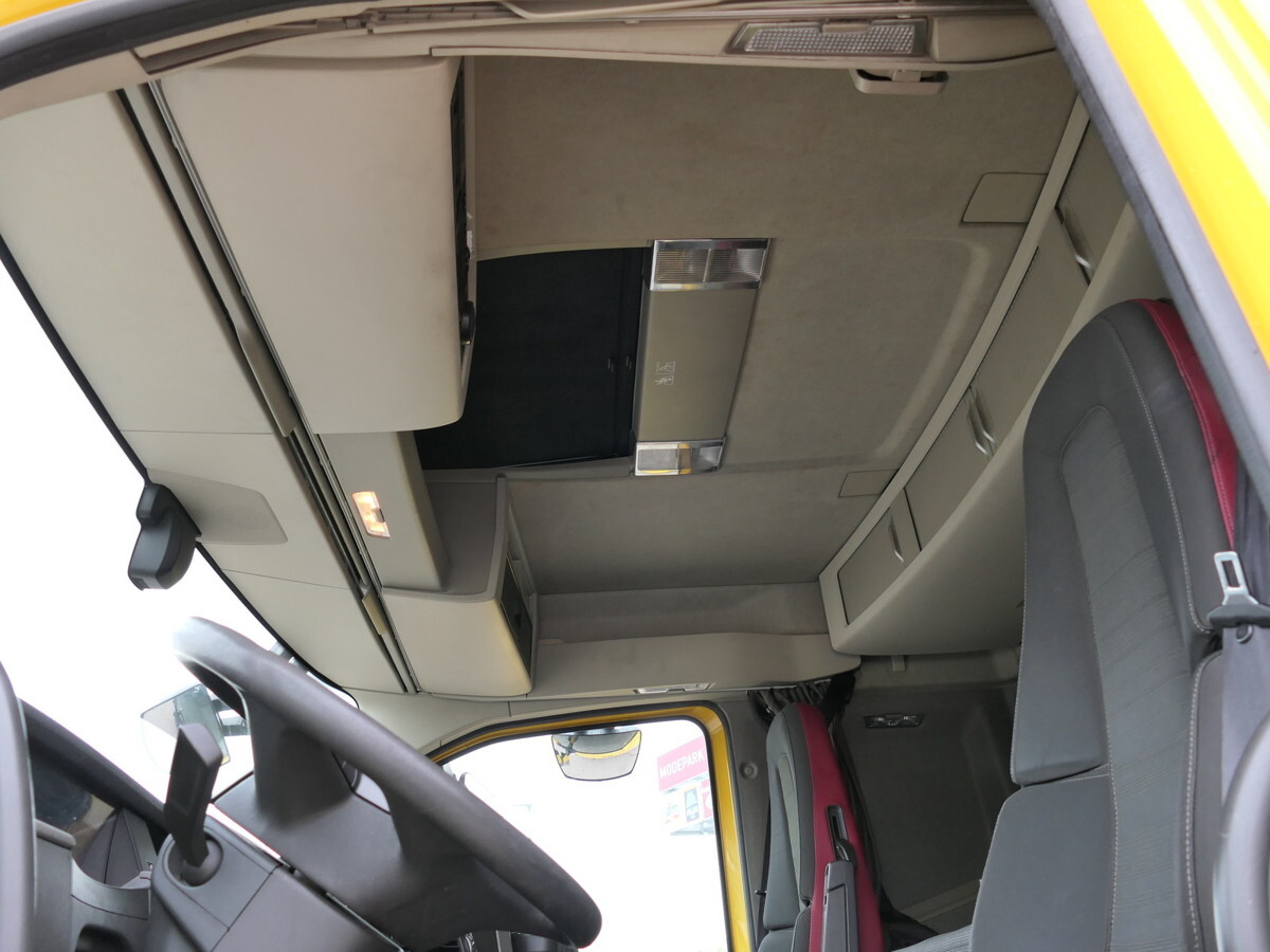 Interior photo 2: بصندوق مغلق شاحنة VOLVO FH 26.420 6x2 BDF