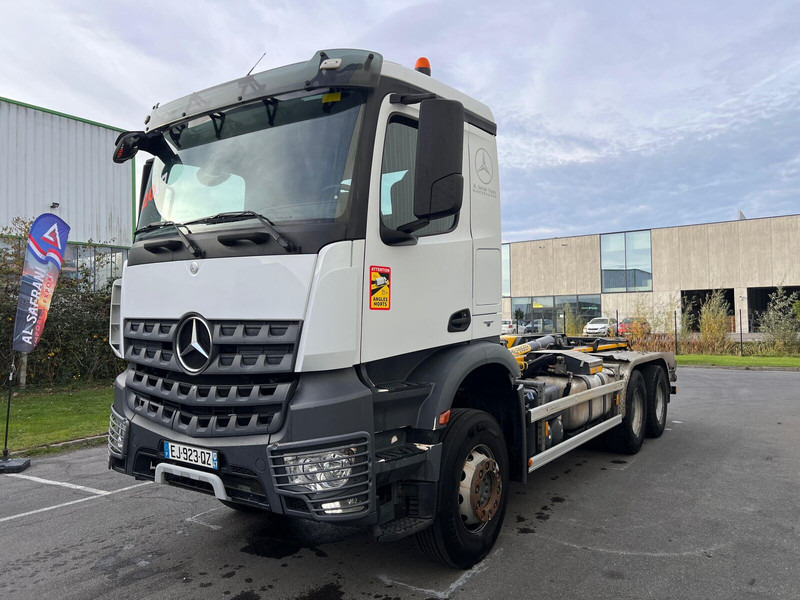 Mercedes-Benz Arocs 2645 - شاحنة ذات الخطاف: صور 1 Mercedes-Benz Arocs 2645 - شاحنة ذات الخطاف: صور 1