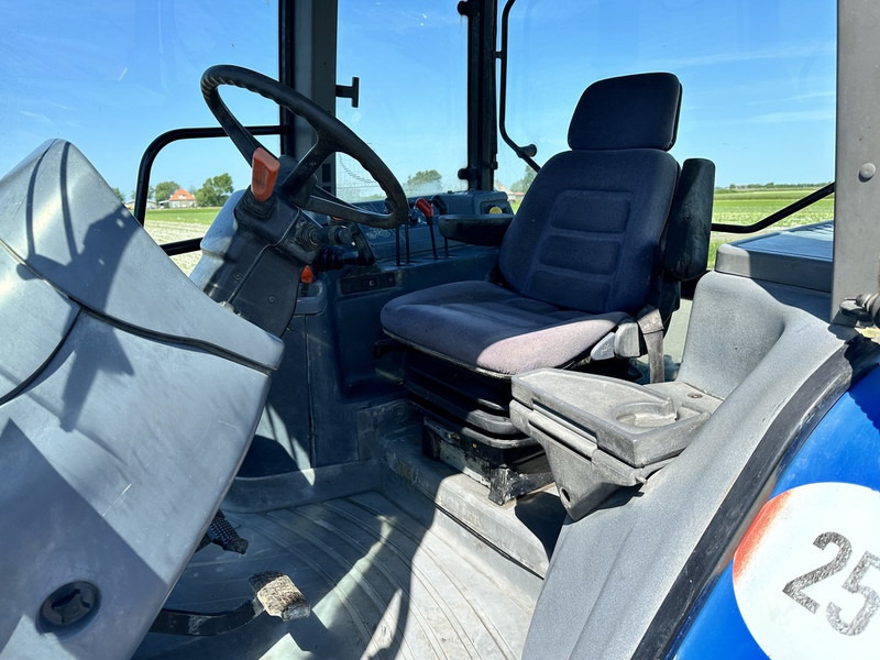New Holland 8260 - جرار: صور 5 New Holland 8260 - جرار: صور 5