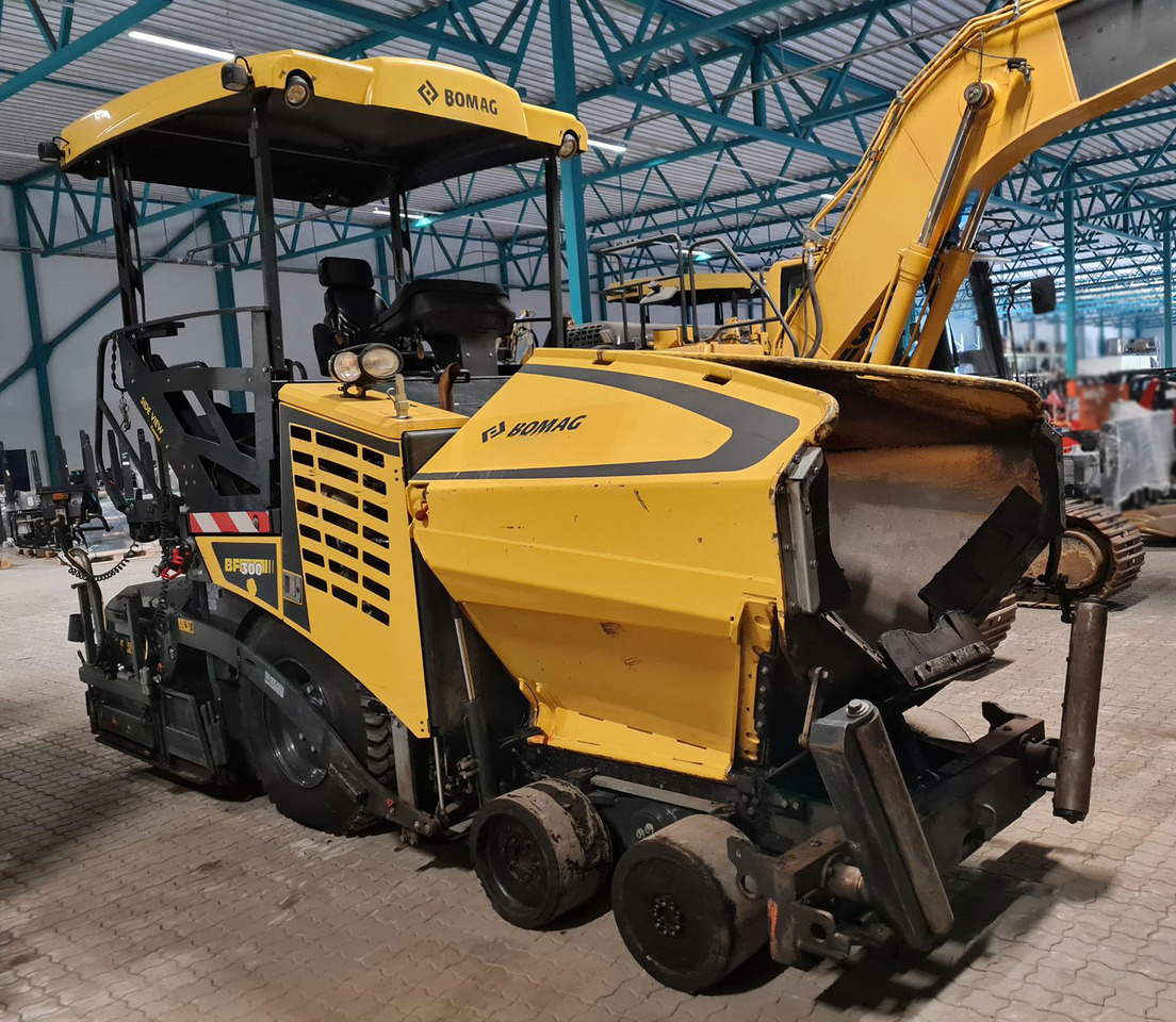 Bomag BF 300 P-2 - العامل بالقار: صور 3 Bomag BF 300 P-2 - العامل بالقار: صور 3