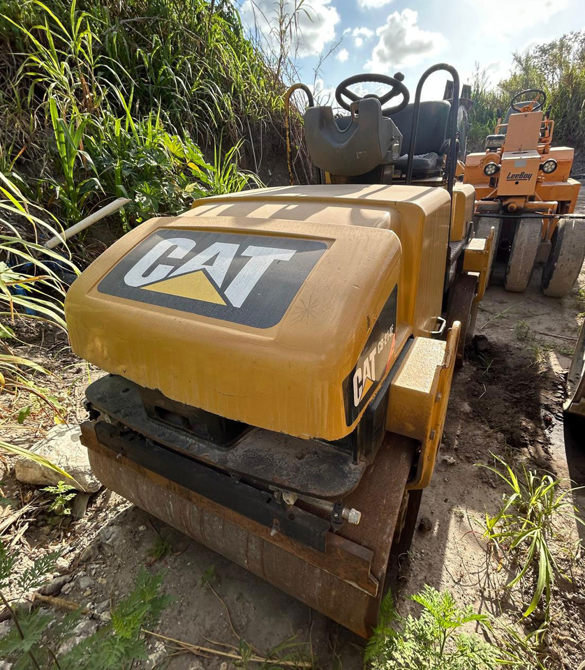 Caterpillar CB-214E - مدحلة: صور 5 Caterpillar CB-214E - مدحلة: صور 5