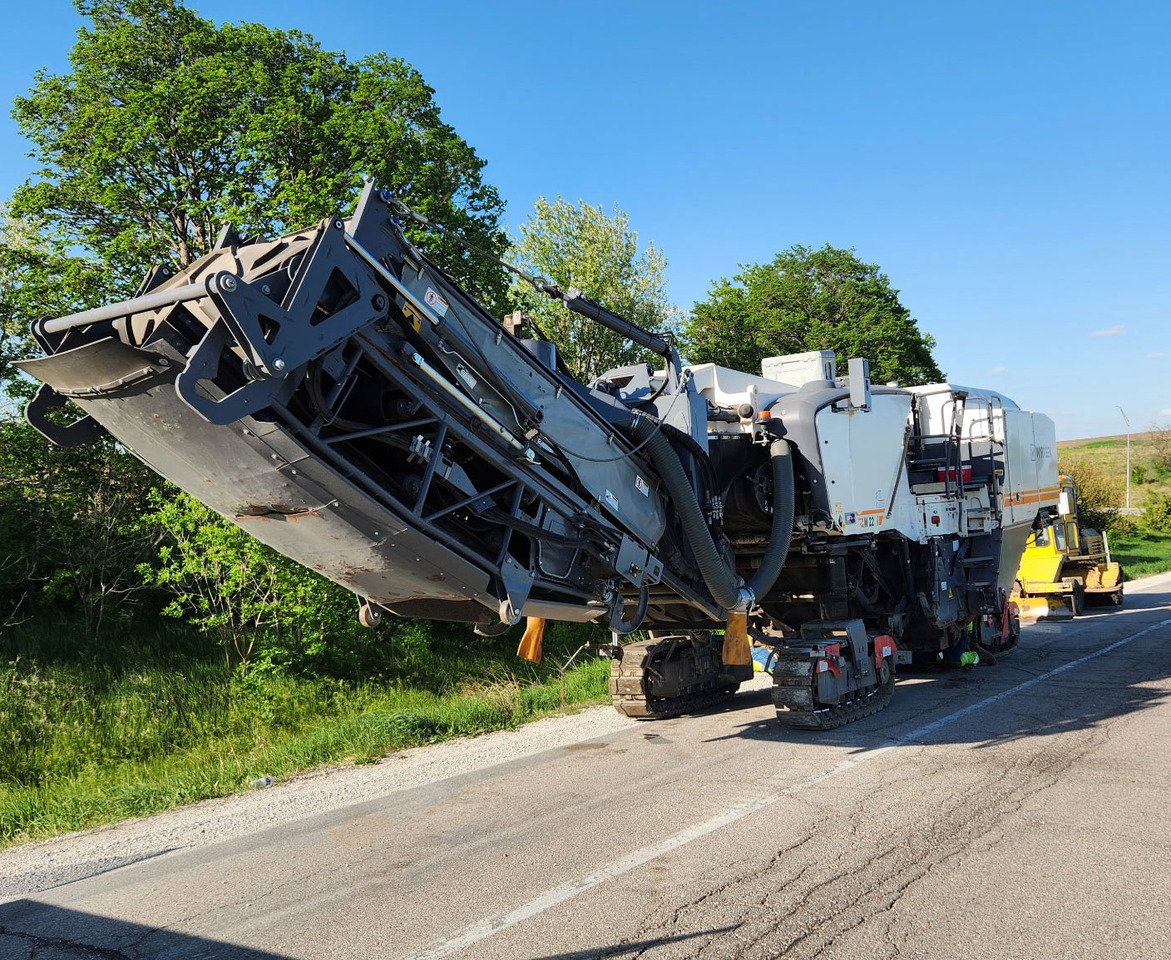 Wirtgen W 220 I - ماكينات لصقل الأسفلت: صور 3 Wirtgen W 220 I - ماكينات لصقل الأسفلت: صور 3