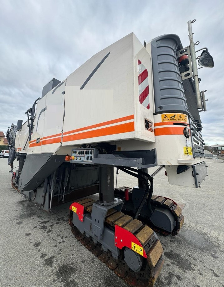 Wirtgen W 220 - ماكينات لصقل الأسفلت: صور 3 Wirtgen W 220 - ماكينات لصقل الأسفلت: صور 3