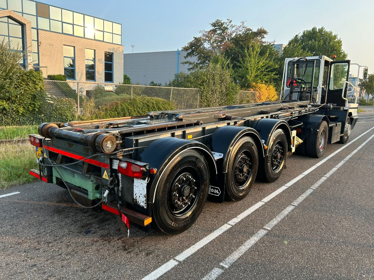Van Hool Cable system 90 tipping / disc brakes bpw / lifting axle / remote control - شاحنات الحاويات/ جسم علوي قابل للتغيير نصف مقطورة: صور 2 Van Hool Cable system 90 tipping / disc brakes bpw / lifting axle / remote control - شاحنات الحاويات/ جسم علوي قابل للتغيير نصف مقطورة: صور 2