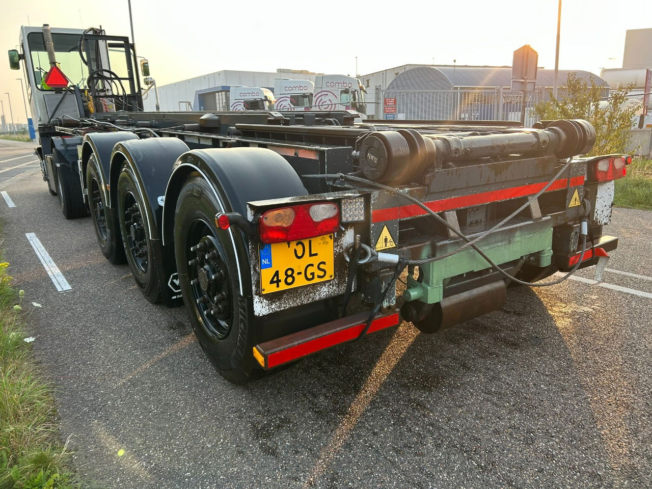 Van Hool Cable system 90 tipping / disc brakes bpw / lifting axle / remote control - شاحنات الحاويات/ جسم علوي قابل للتغيير نصف مقطورة: صور 3 Van Hool Cable system 90 tipping / disc brakes bpw / lifting axle / remote control - شاحنات الحاويات/ جسم علوي قابل للتغيير نصف مقطورة: صور 3