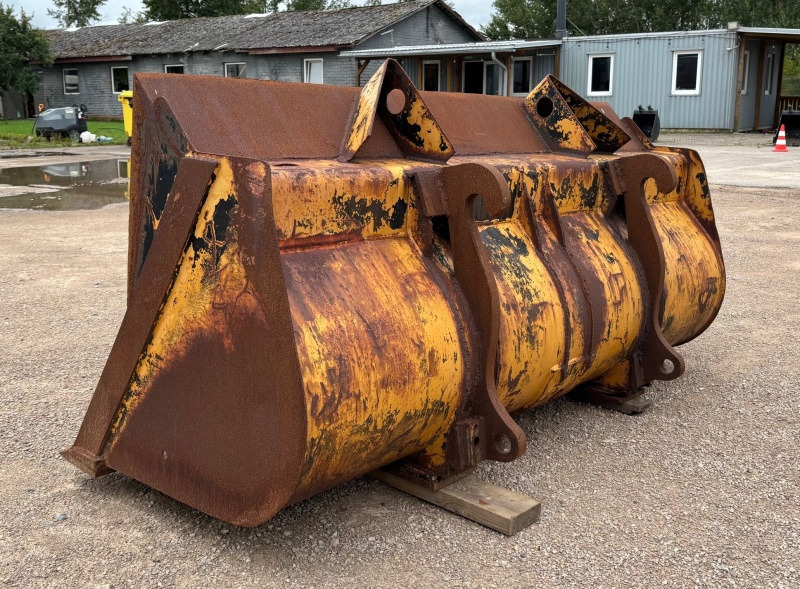 Volvo BM 2400mm - بكت شيول - اللودر بعجل: صور 5 Volvo BM 2400mm - بكت شيول - اللودر بعجل: صور 5