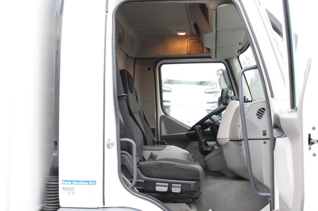 Interior photo 1: تأجير Daf LF 280 E6 Frigoblock LBW Rolltor Strom Klima Daf LF 280 E6 Frigoblock LBW Rolltor Strom Klima Interior photo 1: تأجير Daf LF 280 E6 Frigoblock LBW Rolltor Strom Klima Daf LF 280 E6 Frigoblock LBW Rolltor Strom Klima
