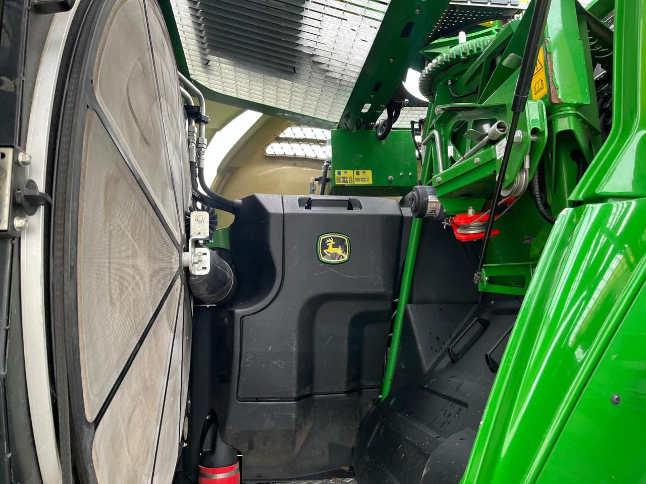 تأجير John Deere 8300i Feldhäcksler, Harvestlap, Pickup, Kemper, erst 910 Betriebsstunden, Baujahr 2018 John Deere 8300i Feldhäcksler, Harvestlap, Pickup, Kemper, erst 910 Betriebsstunden, Baujahr 2018: صور 12 تأجير John Deere 8300i Feldhäcksler, Harvestlap, Pickup, Kemper, erst 910 Betriebsstunden, Baujahr 2018 John Deere 8300i Feldhäcksler, Harvestlap, Pickup, Kemper, erst 910 Betriebsstunden, Baujahr 2018: صور 12