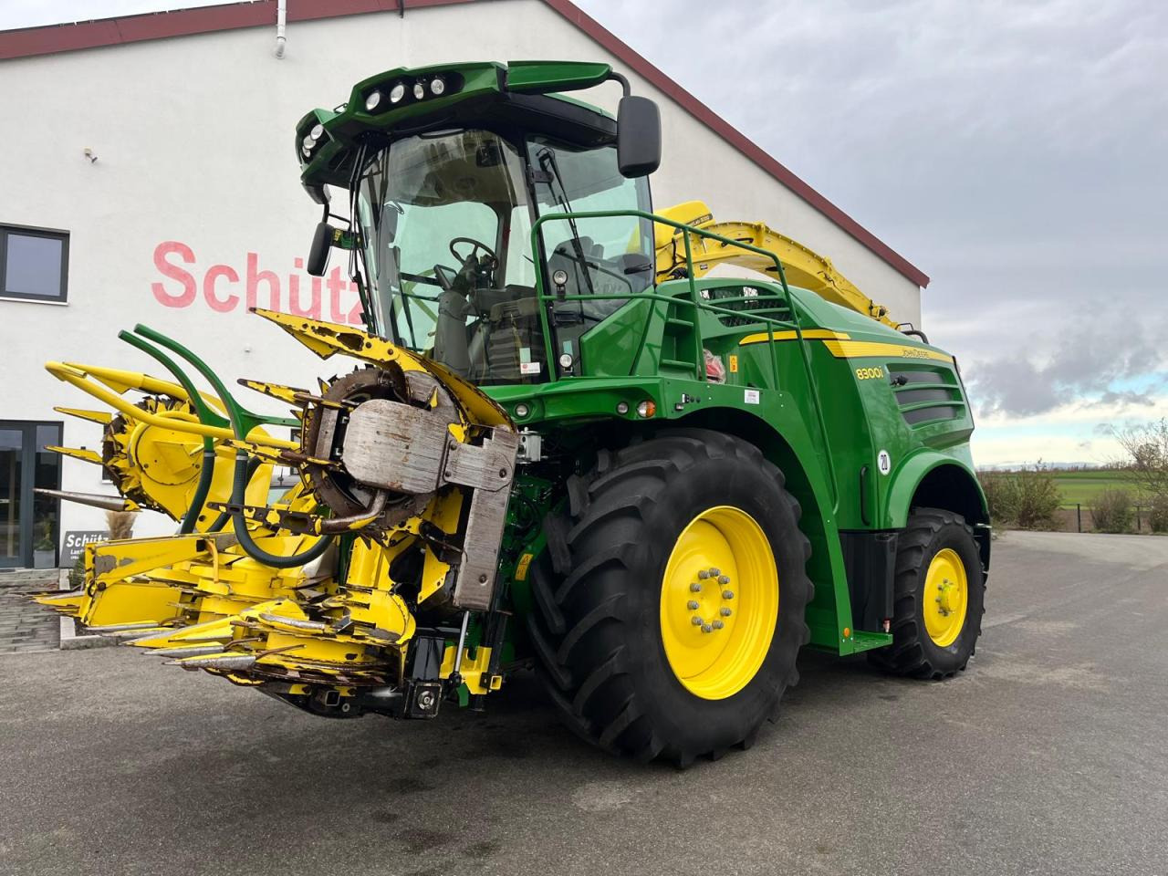 John Deere 8300i Feldhäcksler, Harvestlap, Pickup, Kemper, erst 910 Betriebsstunden, Baujahr 2018 - حصادة الأعلاف: صور 1 John Deere 8300i Feldhäcksler, Harvestlap, Pickup, Kemper, erst 910 Betriebsstunden, Baujahr 2018 - حصادة الأعلاف: صور 1