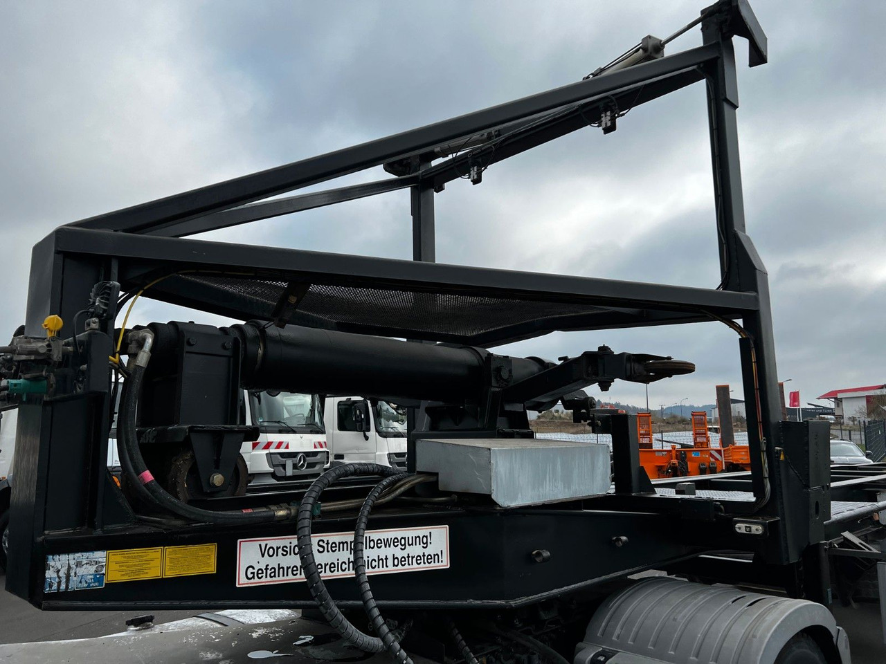 H&W 3- Achs Auflieger für Presscontainer H&W 3- Achs Auflieger für Presscontainer - شاحنات الحاويات/ جسم علوي قابل للتغيير نصف مقطورة: صور 3 H&W 3- Achs Auflieger für Presscontainer H&W 3- Achs Auflieger für Presscontainer - شاحنات الحاويات/ جسم علوي قابل للتغيير نصف مقطورة: صور 3