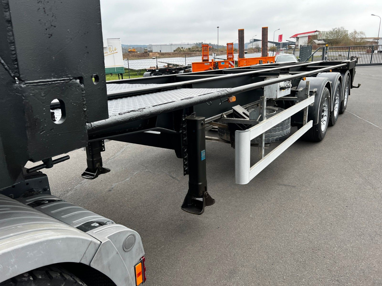 H&W 3- Achs Auflieger für Presscontainer H&W 3- Achs Auflieger für Presscontainer - شاحنات الحاويات/ جسم علوي قابل للتغيير نصف مقطورة: صور 4 H&W 3- Achs Auflieger für Presscontainer H&W 3- Achs Auflieger für Presscontainer - شاحنات الحاويات/ جسم علوي قابل للتغيير نصف مقطورة: صور 4