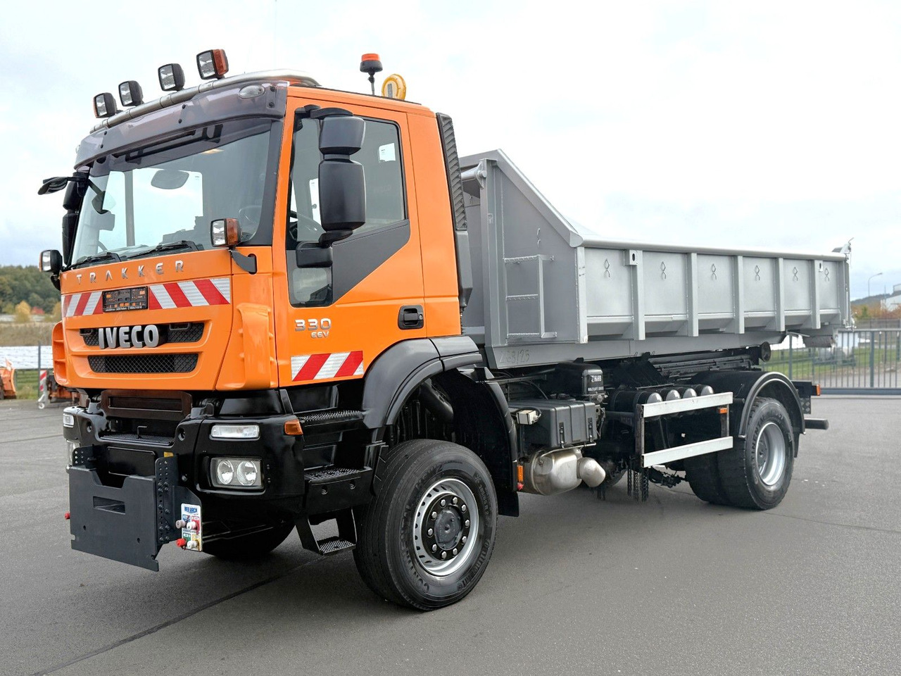 Iveco Trakker 330 EEV Winterdienst Abroll - شاحنة ذات الخطاف: صور 1 Iveco Trakker 330 EEV Winterdienst Abroll - شاحنة ذات الخطاف: صور 1