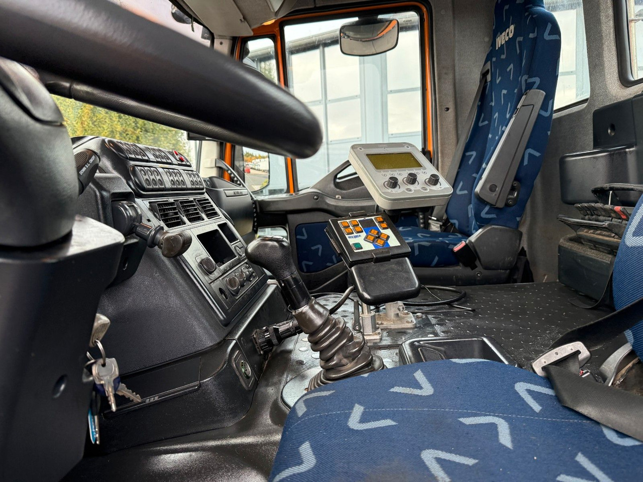 شاحنة ذات الخطاف Iveco Trakker 330 EEV Winterdienst Abroll: صور 13 شاحنة ذات الخطاف Iveco Trakker 330 EEV Winterdienst Abroll: صور 13