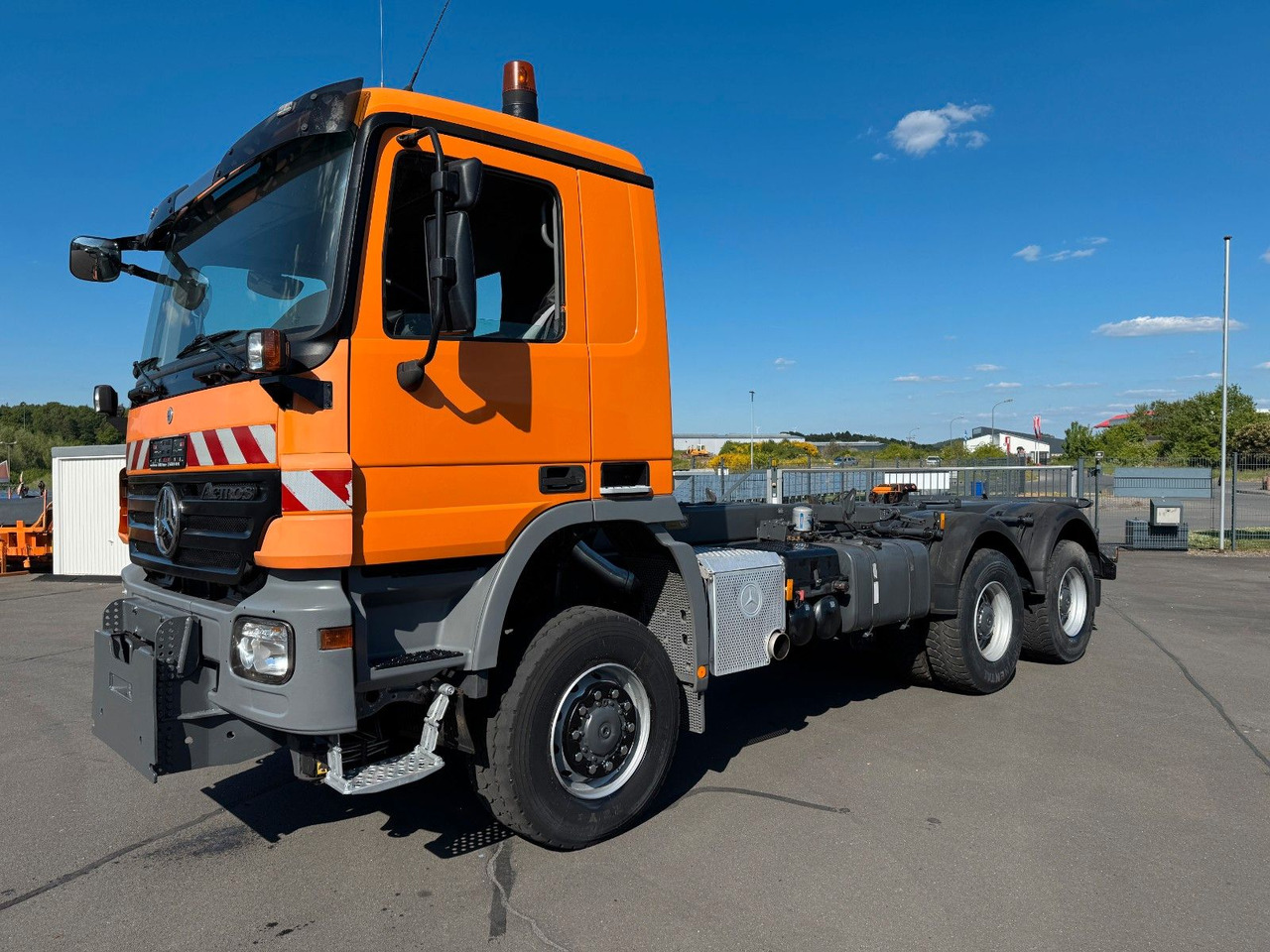 Mercedes-Benz Actros 3341 6x6 Kipperfahrgestell mit Zylinder - الشاسيه شاحنة: صور 1 Mercedes-Benz Actros 3341 6x6 Kipperfahrgestell mit Zylinder - الشاسيه شاحنة: صور 1