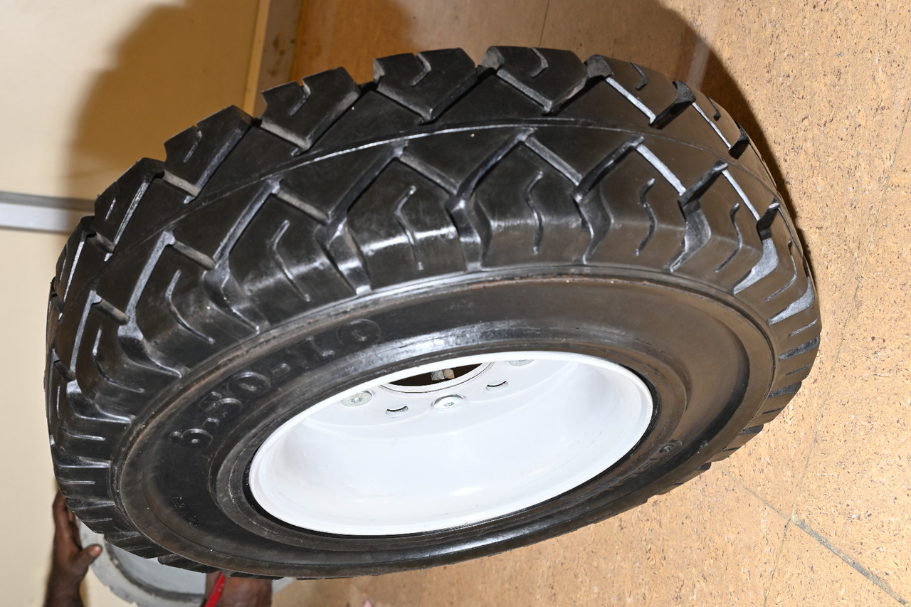 EuroSolid 6.00-9 - الإطارات والجنوط - جرارات الأمتعة: صور 3 EuroSolid 6.00-9 - الإطارات والجنوط - جرارات الأمتعة: صور 3