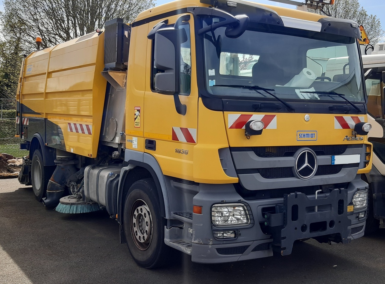 Runway Sweeper Schmidt AS990 - سياره كنس شوارع: صور 1 Runway Sweeper Schmidt AS990 - سياره كنس شوارع: صور 1