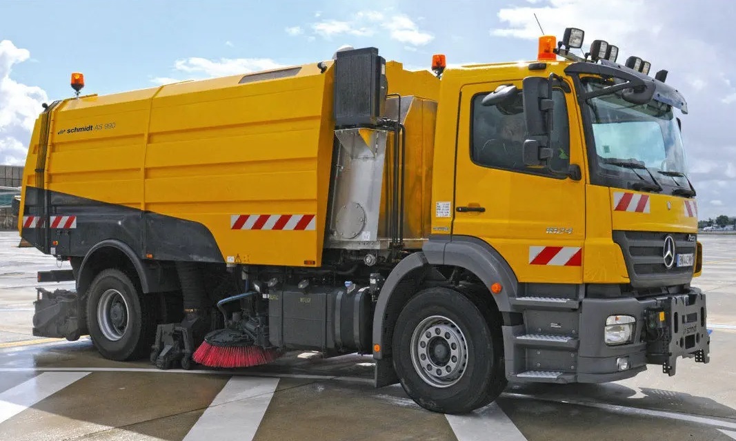 Runway Sweeper Schmidt AS990 - سياره كنس شوارع: صور 3 Runway Sweeper Schmidt AS990 - سياره كنس شوارع: صور 3