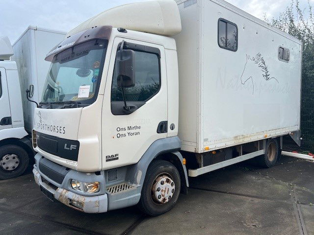 DAF LF 180 FA45.180 LF - بصندوق مغلق شاحنة: صور 1 DAF LF 180 FA45.180 LF - بصندوق مغلق شاحنة: صور 1