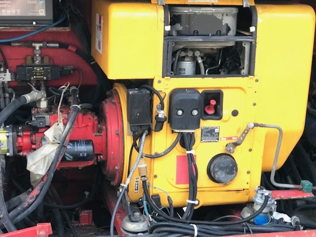 Schaefer KRZS 1000 Asphalt - Bitumen Reparaturzug mit Splittstreuer und Anpresswalzen - آلة أسفلت: صور 3 Schaefer KRZS 1000 Asphalt - Bitumen Reparaturzug mit Splittstreuer und Anpresswalzen - آلة أسفلت: صور 3