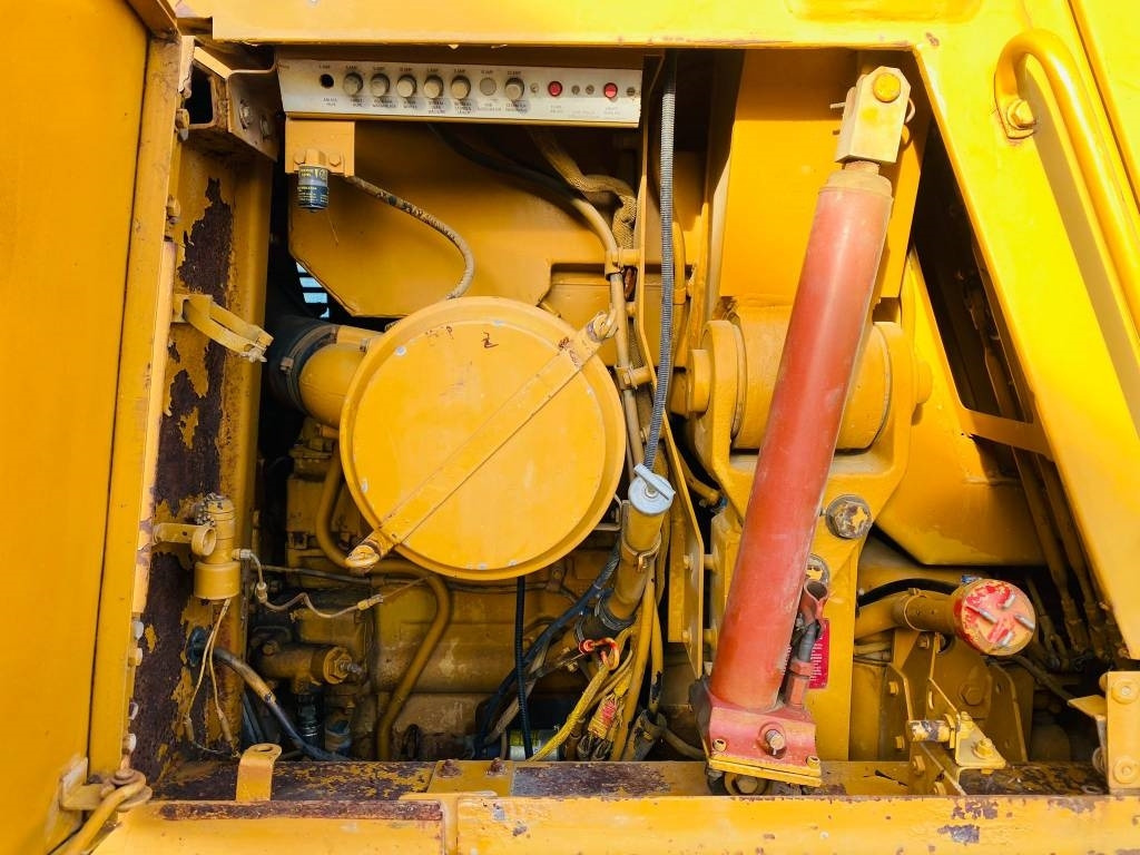 اللودر المجنزر CAT 943 LGP: صور 10