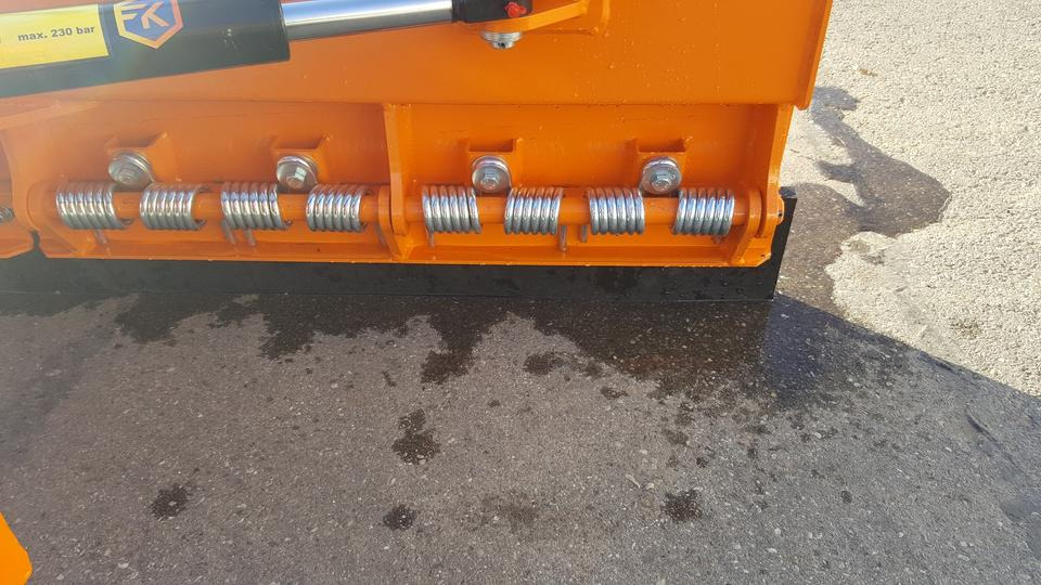 Schneeschild 1,8m John Deere Kommunal Schlepper Radlader Hoflader - كاسحة ثلوج: صور 5 Schneeschild 1,8m John Deere Kommunal Schlepper Radlader Hoflader - كاسحة ثلوج: صور 5