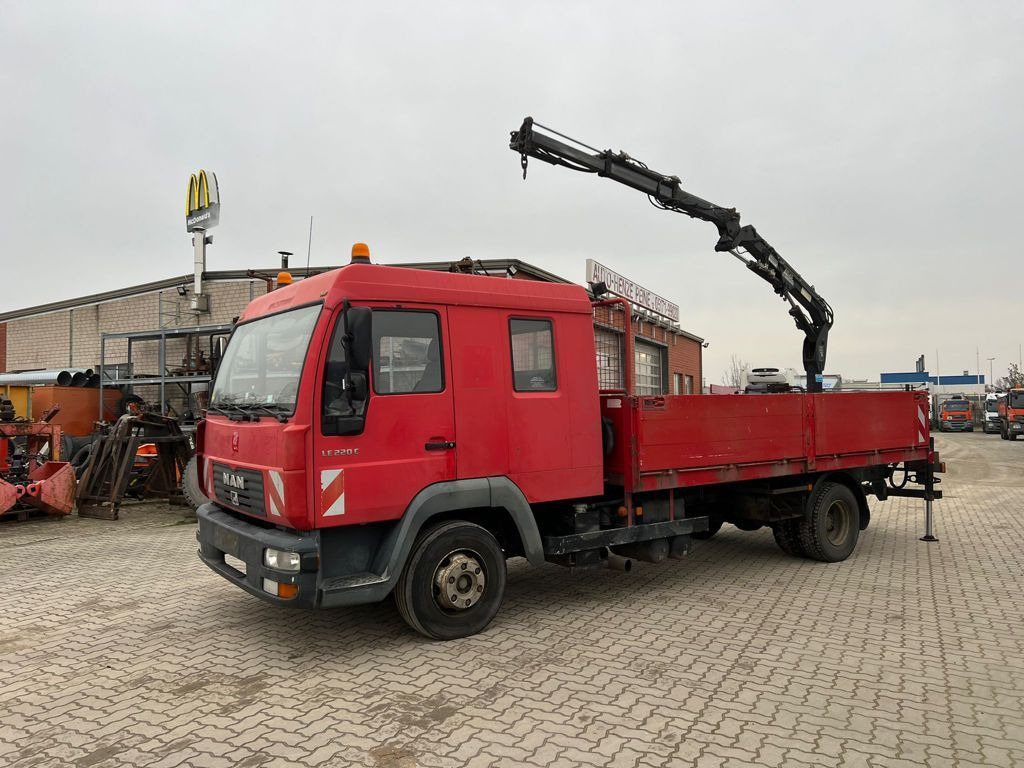 MAN LE 12.225 LC Pritsche Heckkran 6 Zylinder Doka T - شاحنات مسطحة, شاحنة كرين: صور 1 MAN LE 12.225 LC Pritsche Heckkran 6 Zylinder Doka T - شاحنات مسطحة, شاحنة كرين: صور 1