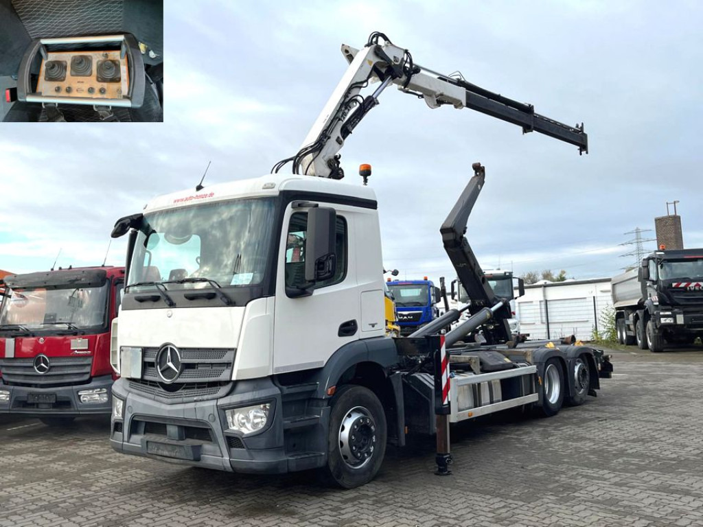 MERCEDES-BENZ Antos 2543 L 6x2 Abrollkipper mit Kran Funk+Greiferst. - شاحنة ذات الخطاف, شاحنة كرين: صور 1 MERCEDES-BENZ Antos 2543 L 6x2 Abrollkipper mit Kran Funk+Greiferst. - شاحنة ذات الخطاف, شاحنة كرين: صور 1