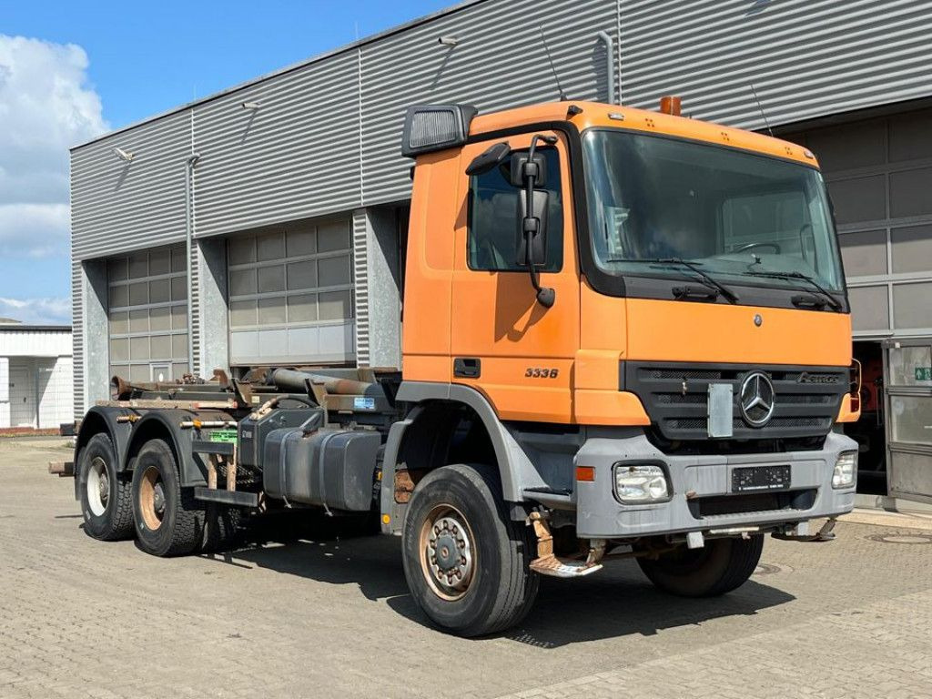 Mercedes-Benz Actros 3336 AK 6x6 Abrollkipper org. nur 84TKM - شاحنة ذات الخطاف: صور 2 Mercedes-Benz Actros 3336 AK 6x6 Abrollkipper org. nur 84TKM - شاحنة ذات الخطاف: صور 2